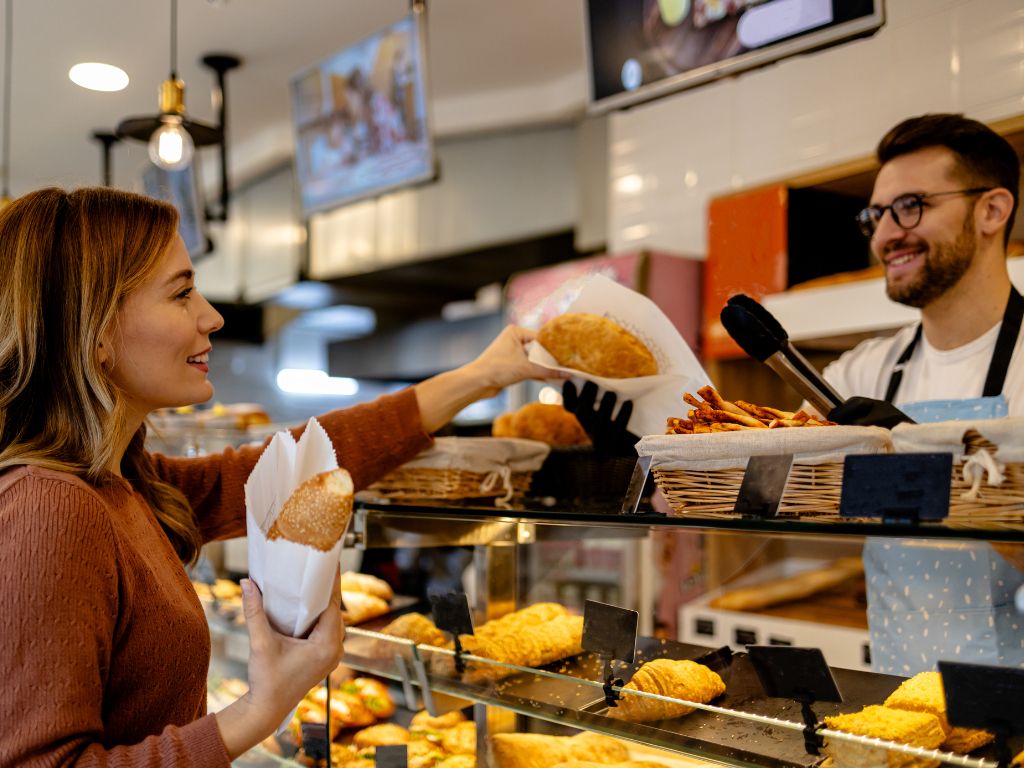 Écran d'affichage dynamique présentant un menu dans un restaurant